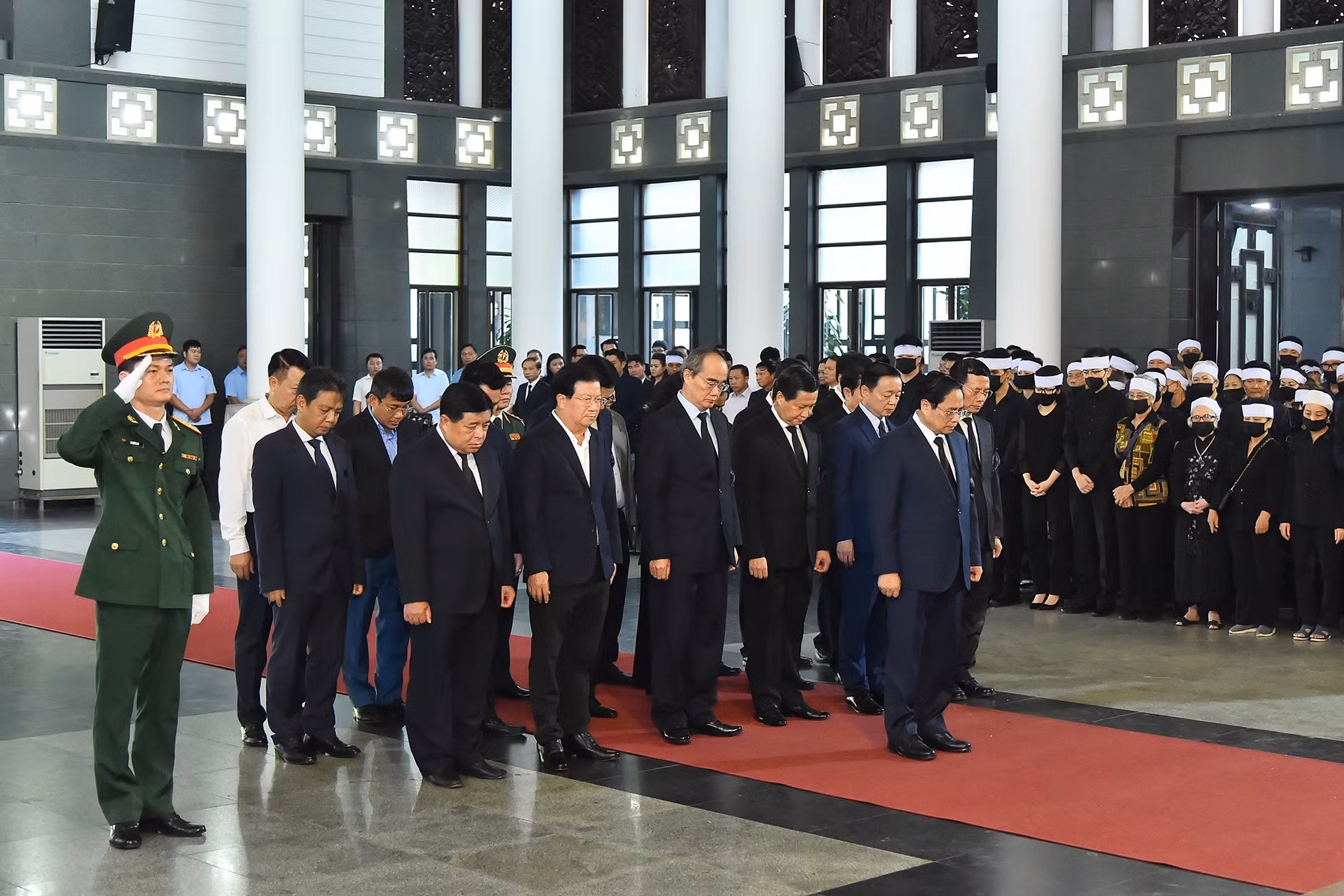 Thủ tướng Phạm Minh Chính cùng các thành viên, nguyên thành viên Chính phủ viếng đồng chí Nguyễn Khánh.