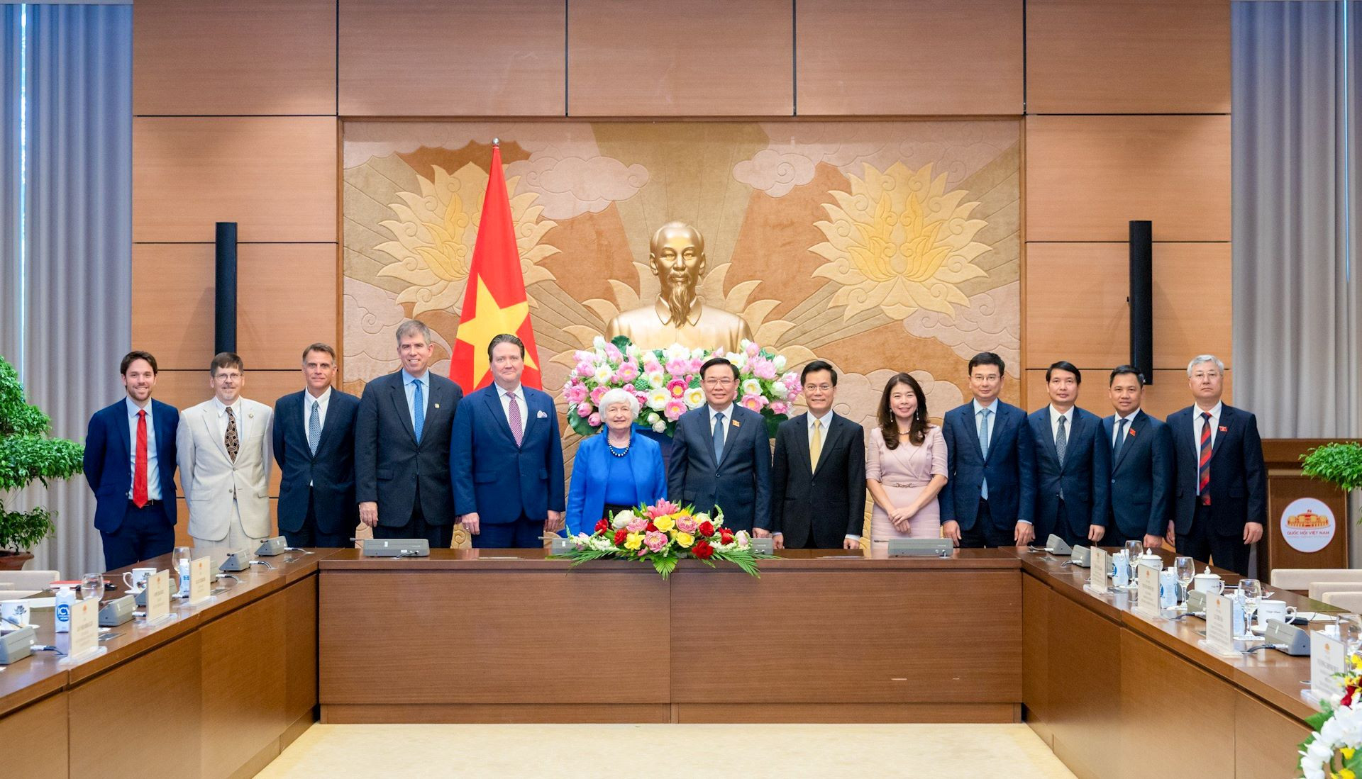 Chủ tịch Quốc hội Vương Đình Huệ và Bộ trưởng Tài chính Hoa Kỳ Janet Yellen cùng các đại biểu hai nước chụp ảnh lưu niệm tại buổi tiếp.