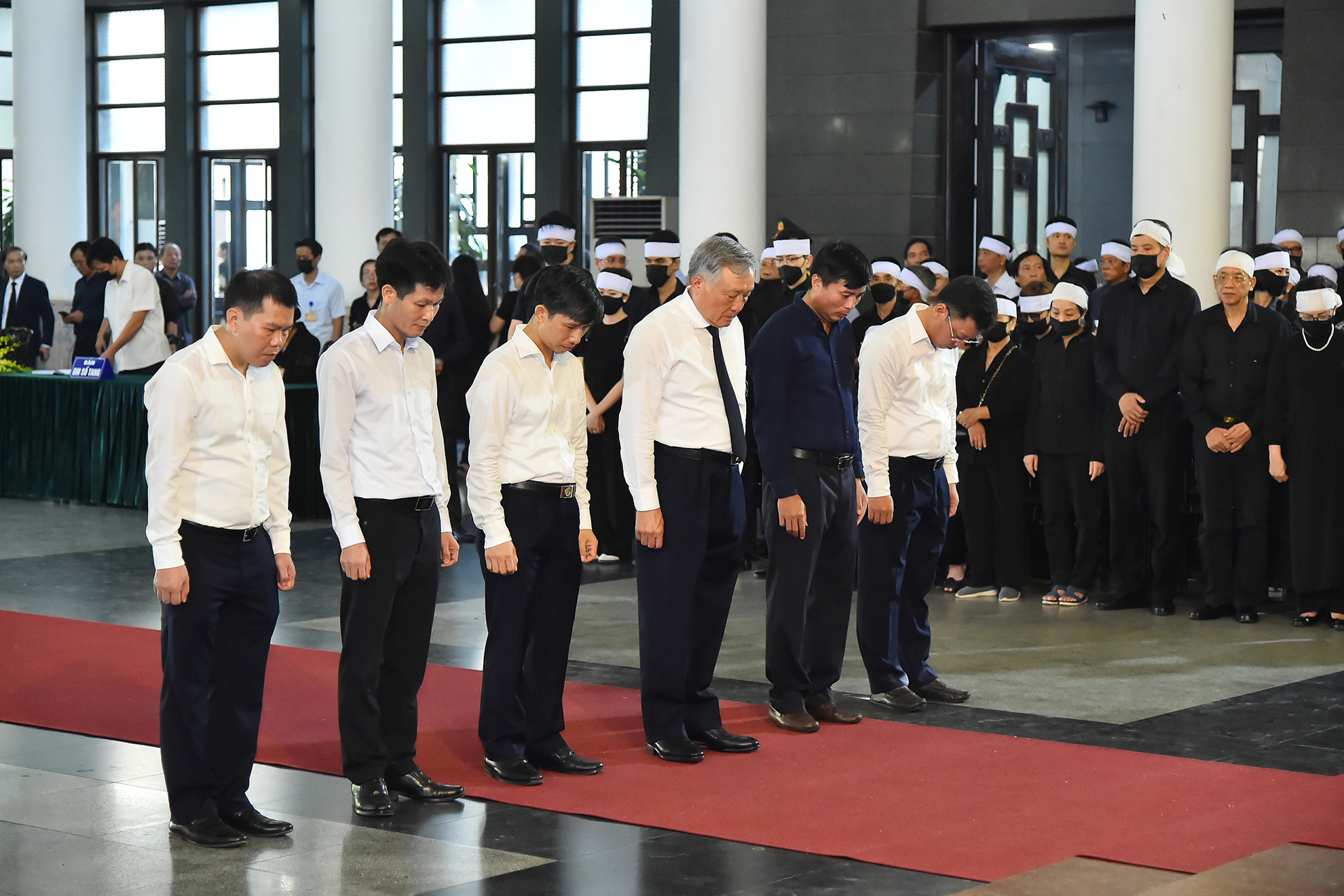 Đoàn Toà án nhân dân tối cao do đồng chí Nguyễn Hòa Bình, Ủy viên Bộ Chính trị, Bí thư Trung ương Đảng, Chánh án Tòa án nhân dân tối cao làm Trưởng đoàn vào viếng đồng chí Nguyễn Khánh.