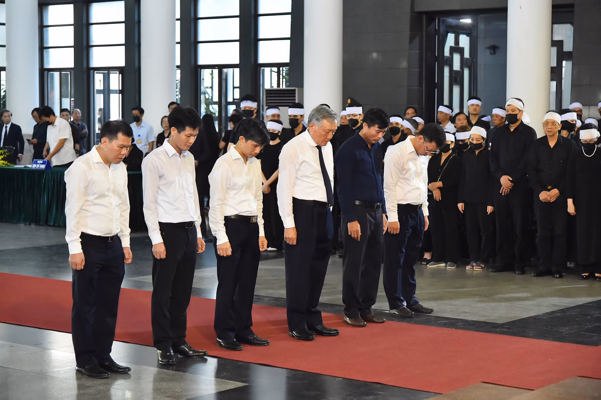 Đoàn Toà án nhân dân tối cao do đồng chí Nguyễn Hòa Bình, Ủy viên Bộ Chính trị, Bí thư Trung ương Đảng, Chánh án Tòa án nhân dân tối cao làm Trưởng đoàn vào viếng đồng chí Nguyễn Khánh.