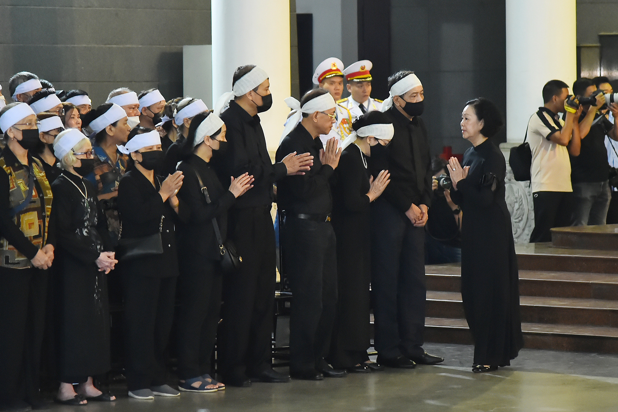 Đồng chí Trương Thị Mai, Ủy viên Bộ Chính trị, Thường trực Ban Bí thư, Trưởng Ban Tổ chức Trung ương chia buồn với thân nhân và gia quyến đồng chí Nguyễn Khánh.