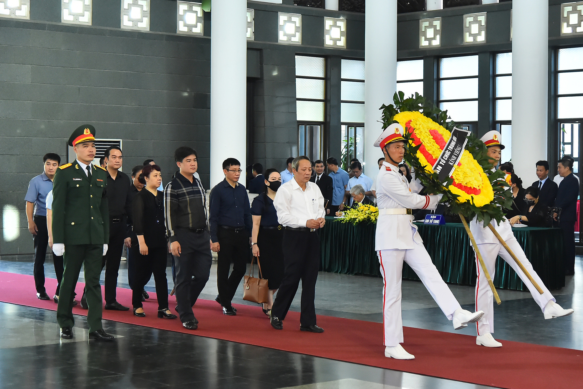 Đoàn Ban Tổ chức Trung ương vào viếng đồng chí Nguyễn Khánh.