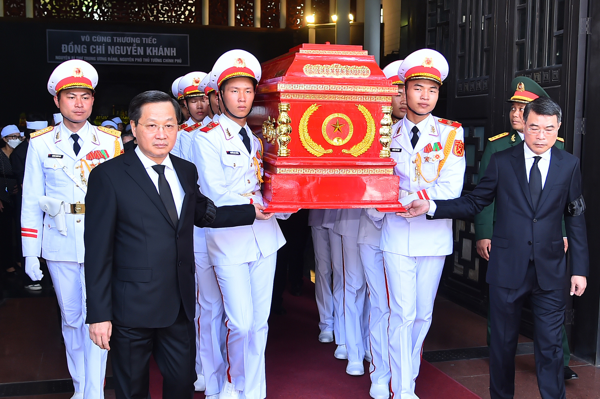 Phó Thủ tướng Chính phủ Lê Minh Khái và Chánh Văn phòng Trung ương Đảng Lê Minh Hưng tiễn đưa đồng chí Nguyễn Khánh về nơi an nghỉ cuối cùng.