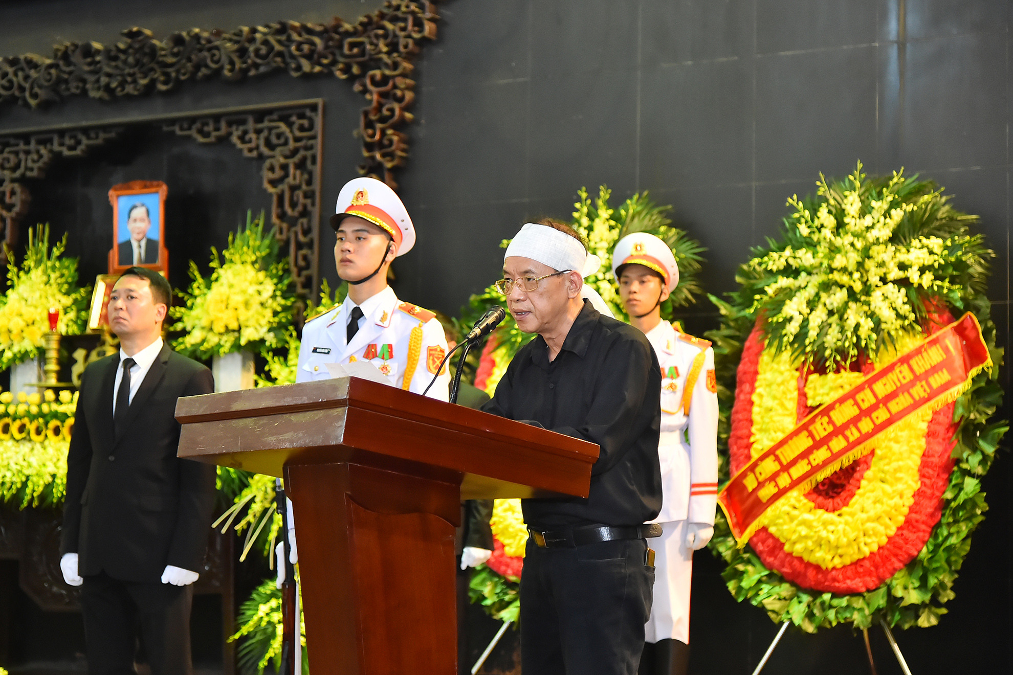 Đại diện gia đình đồng chí Nguyễn Khánh phát biểu cảm tạ tại lễ truy điệu.