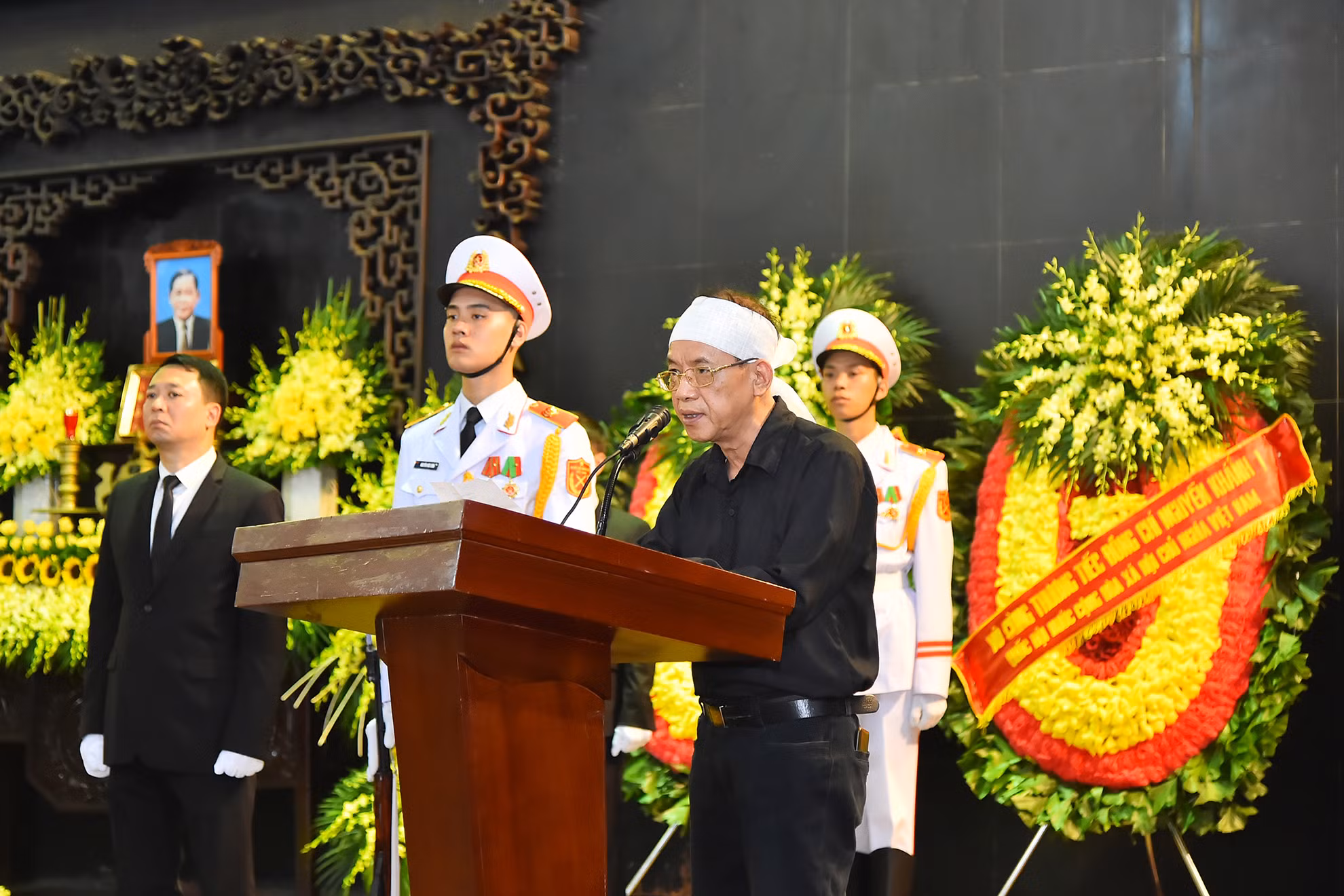 Đại diện gia đình đồng chí Nguyễn Khánh phát biểu cảm tạ tại lễ truy điệu.