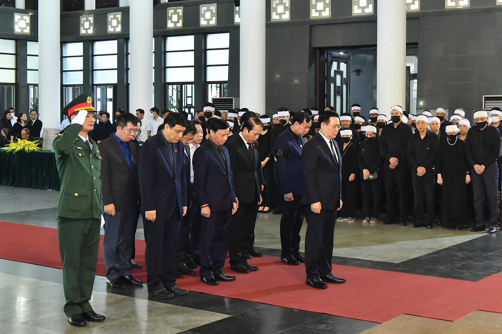 Đoàn Quốc hội nước Cộng hòa xã hội chủ nghĩa Việt Nam do đồng chí Vương Đình Huệ, Ủy viên Bộ Chính trị, Chủ tịch Quốc hội làm Trưởng đoàn vào viếng đồng chí Nguyễn Khánh.