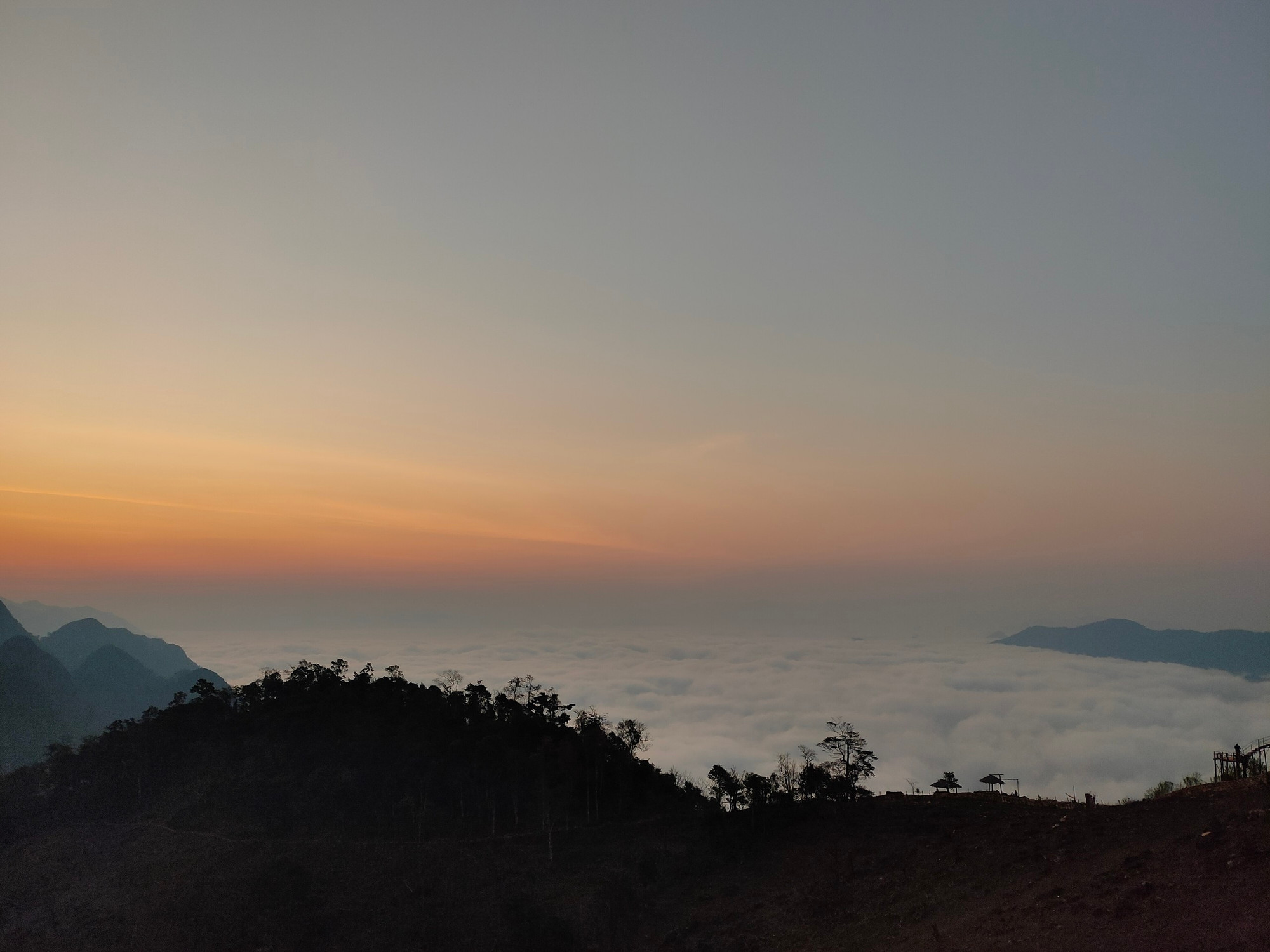 “Săn” mây là trải nghiệm thú vị dành cho các du khách đam mê du lịch, thích khám phá vẻ đẹp của thiên nhiên. Tại phía bắc, có thể kể đến những điểm “săn” mây lý tưởng như: Tà Xùa, đèo Ô Quy Hồ, đèo Khau Phạ… Anh Tùng, một du khách đến từ Hà Nội cho biết, "săn" mây tại Hang Kia (Hòa Bình) có tỷ lệ thành công cao hơn, ngoài ra, việc đi lại tới điểm săn mây cũng khá thuận tiện.