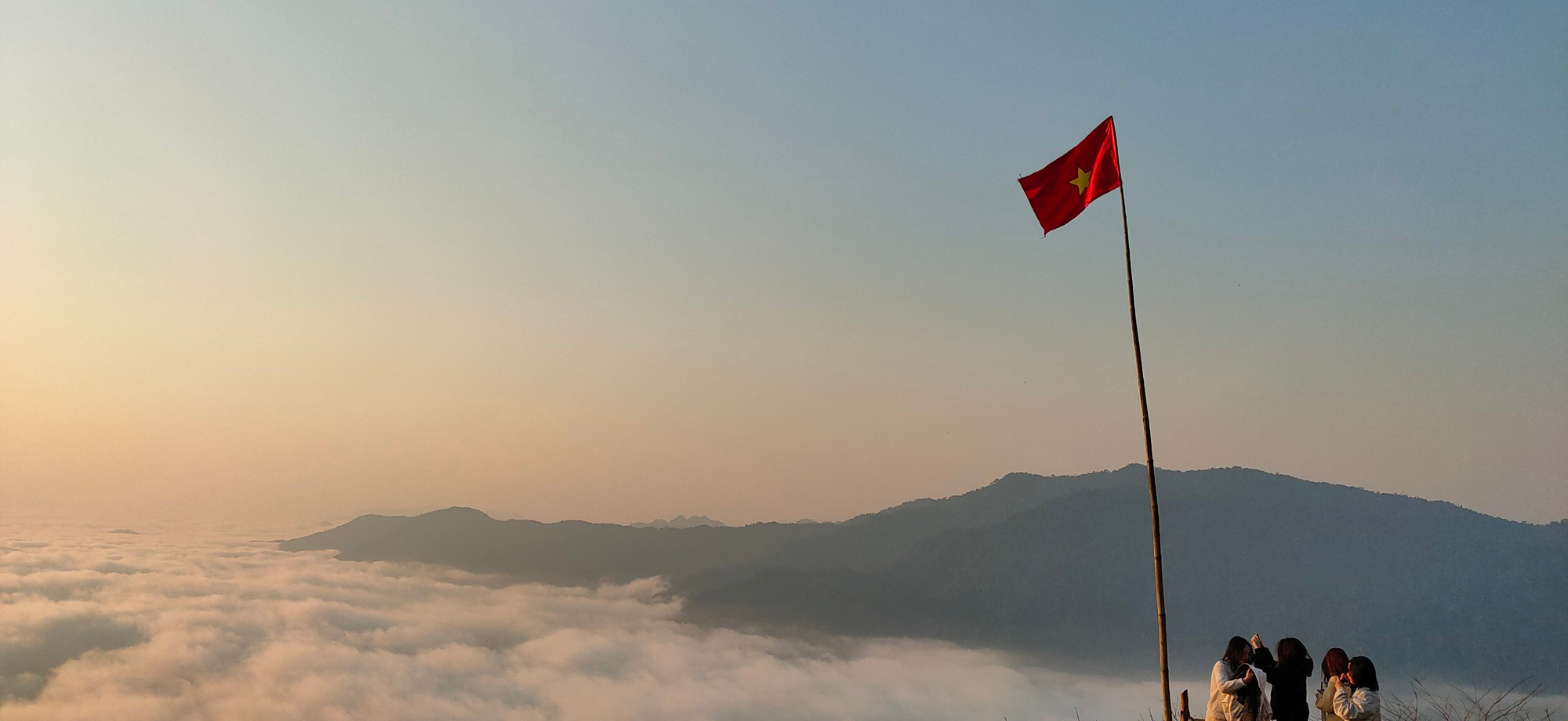 Tại đây còn có các chòi săn mây để thuận tiện cho du khách ngắm cảnh hay lưu lại những khoảnh khắc tuyệt vời với biển mây bồng bềnh giữa núi non hùng vĩ.