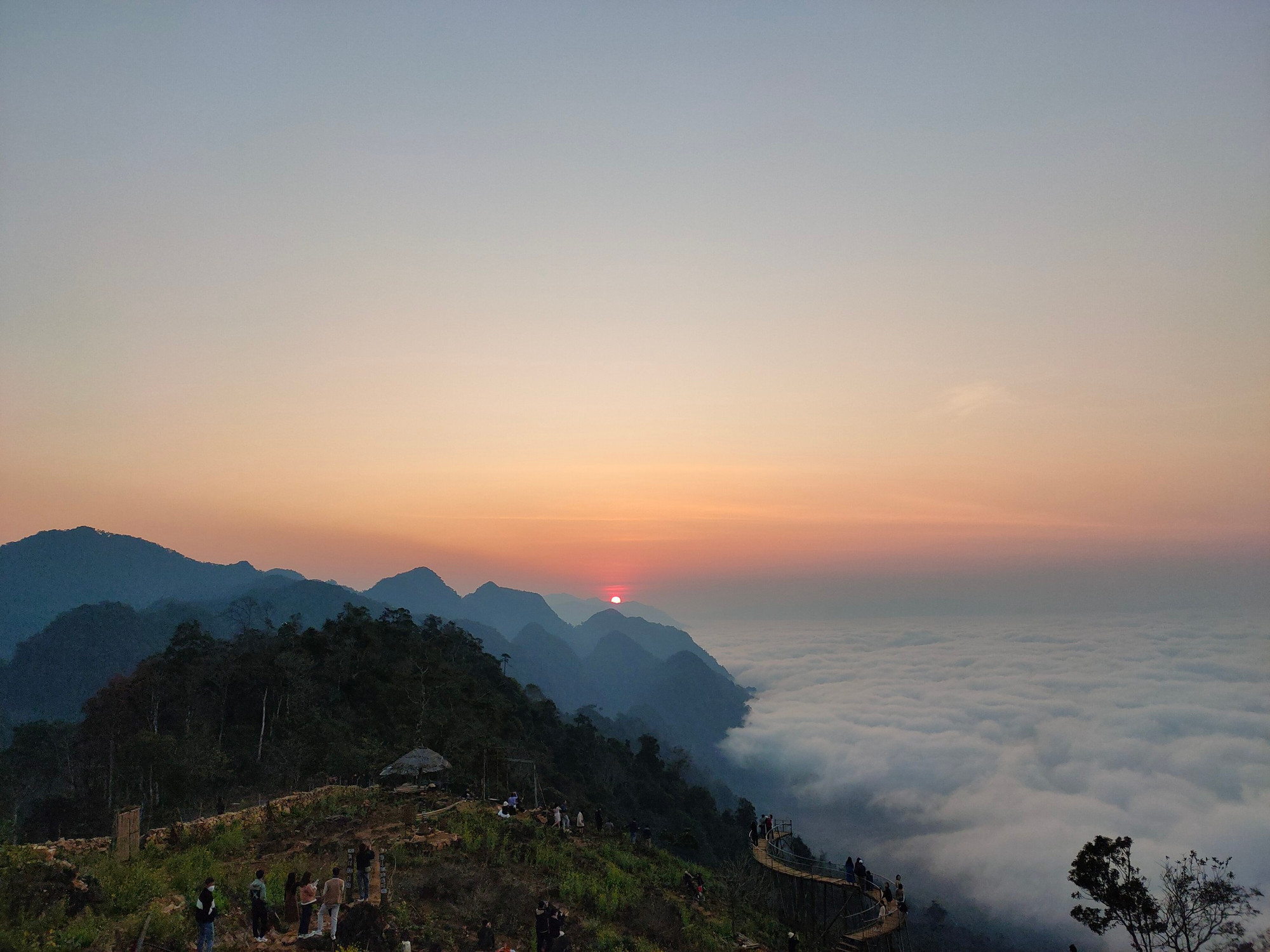 Bình minh đẹp nhất chỉ diễn ra trong khoảng 15 phút. Du khách nên xem trước giờ mặt trời mọc và có kế hoạch di chuyển phù hợp để không bỏ lỡ cơ hội ngắm cảnh bình minh. Có thể sử dụng một số trang web chuyên cung cấp thông tin về giờ giấc để biết chính xác nhất thời gian mặt trời mọc tại đây.