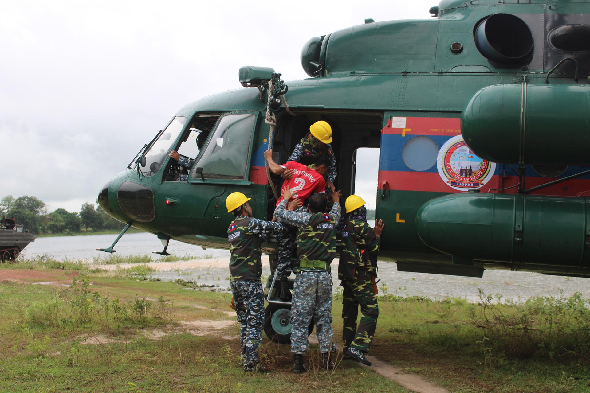 Sử dụng máy bay trực thăng trung chuyển nạn nhân.