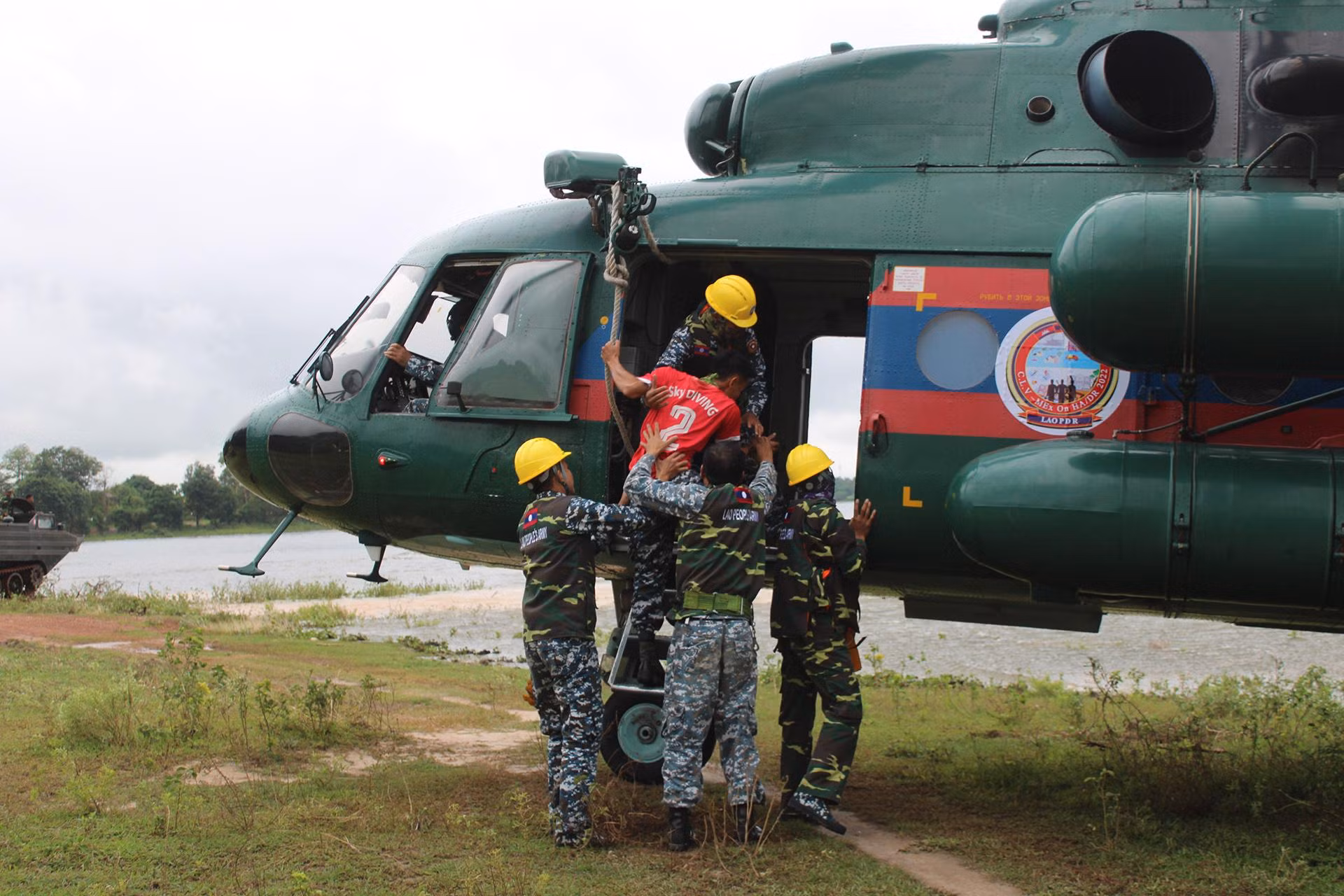Sử dụng máy bay trực thăng trung chuyển nạn nhân.
