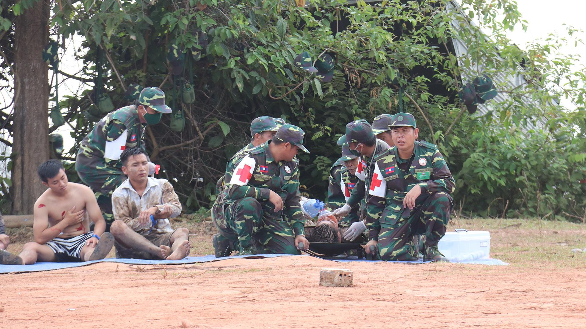 Di dời nạn nhân ra khu vực an toàn.