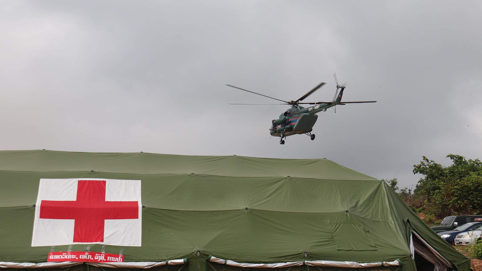 Máy bay trực thăng thực hiện nhiều nhiệm vụ diễn tập cứu hộ-cứu nạn.