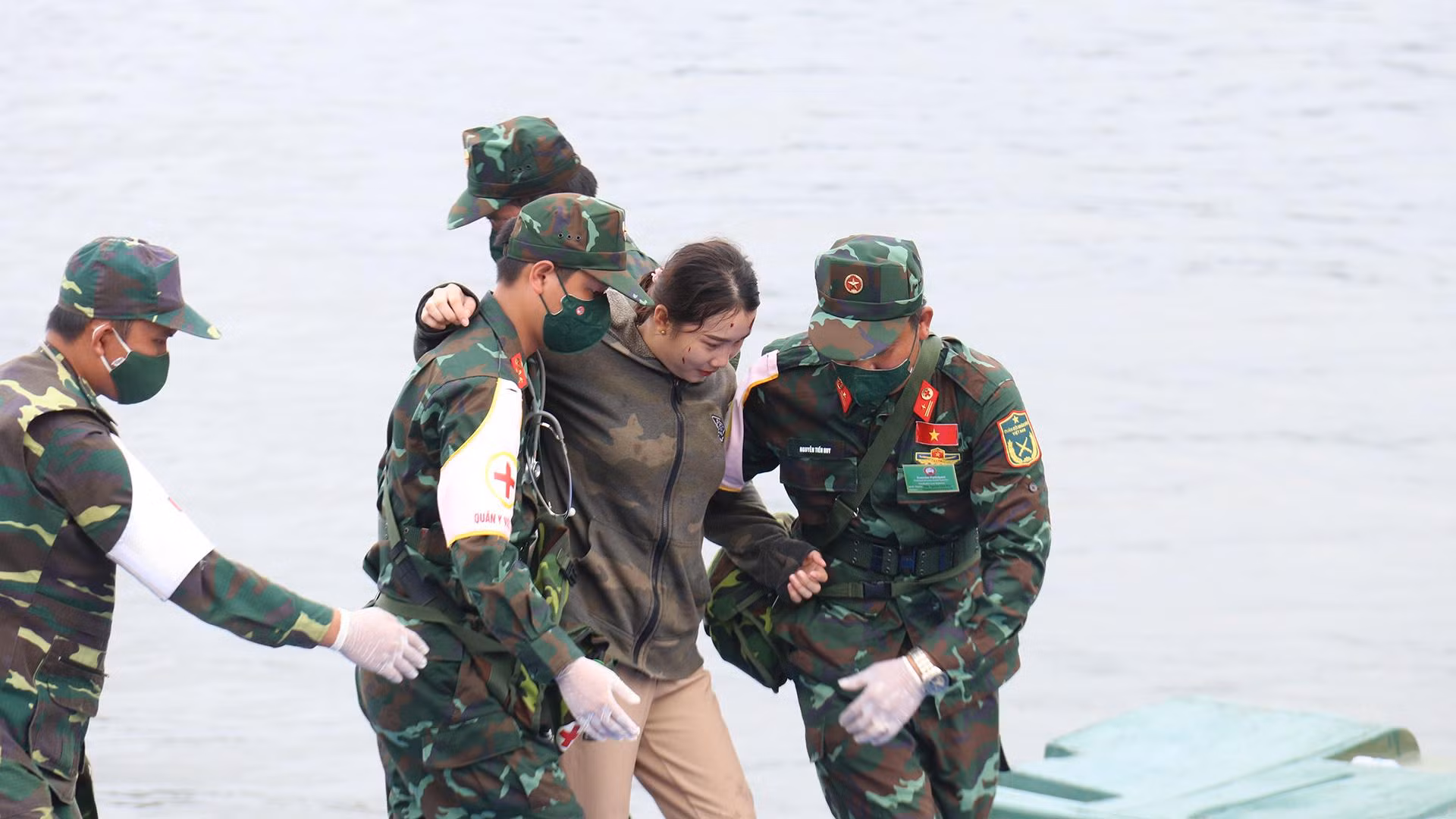 Cứu nạn nhân từ dưới nước đưa lên bờ.