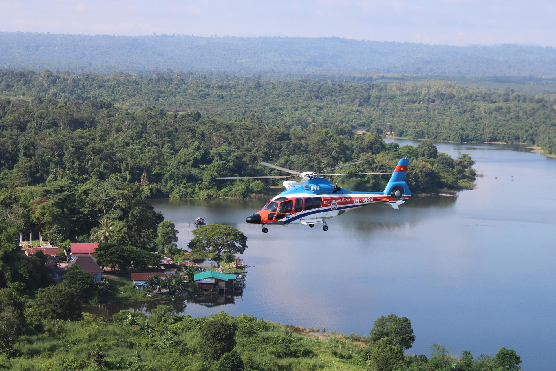 Máy bay trực thăng Việt Nam tham gia diễn tập cứu hộ-cứu nạn.