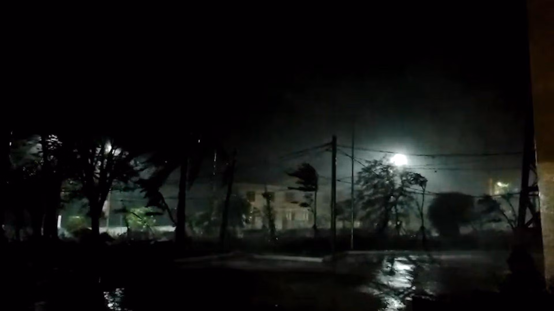 Bão đang hoành hành các tỉnh miền trung từ Quảng Trị - Quảng Ngãi