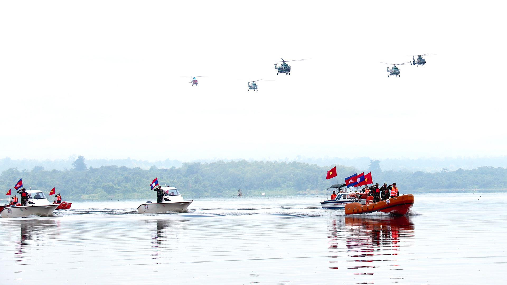 Đội hình diễn tập cứu hộ-cứu nạn diễu hành qua khu vực lễ đài.