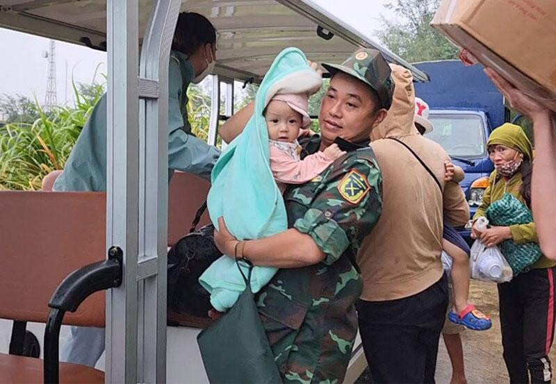 Trẻ em, phụ nữ trên đảo Cồn Cỏ được lực lượng vũ trang ưu tiên vào hầm trú ẩn trước. Trẻ em, phụ nữ trên đảo Cồn Cỏ được lực lượng vũ trang ưu tiên vào hầm trú ẩn trước.