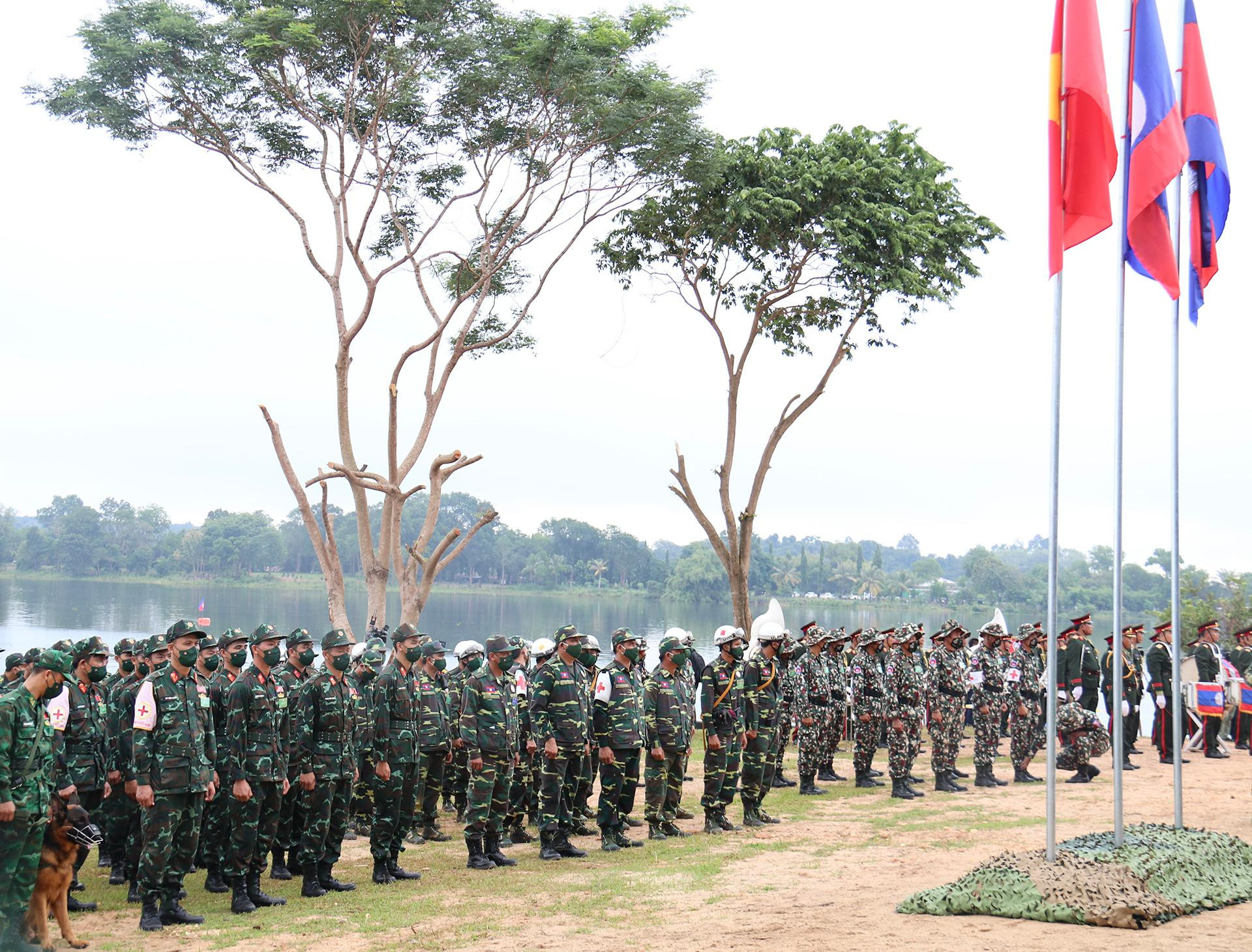 Đại diện các lực lượng thuộc quân đội ba nước trực tiếp tham gia diễn tập chung lần này.