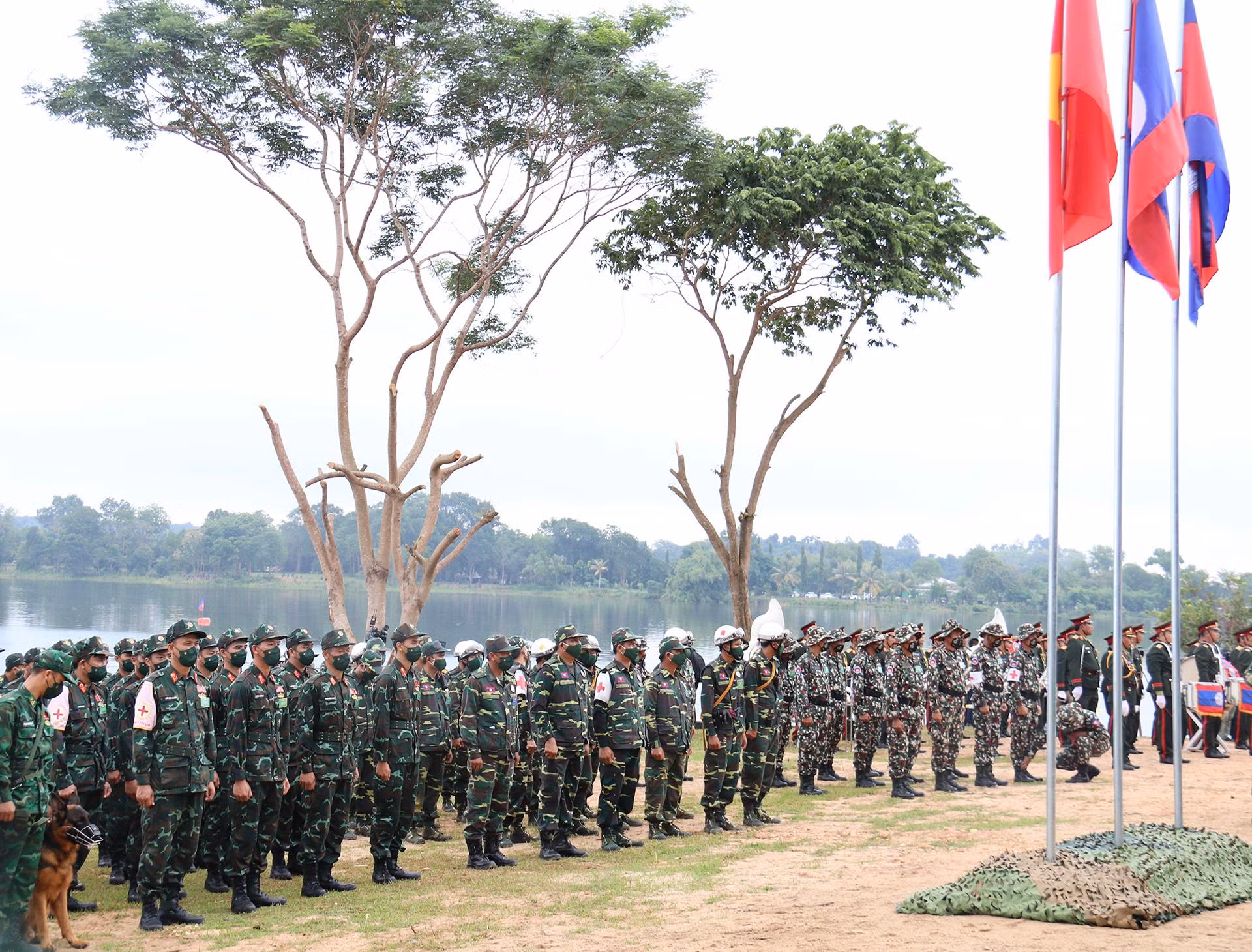 Đại diện các lực lượng thuộc quân đội ba nước trực tiếp tham gia diễn tập chung lần này.