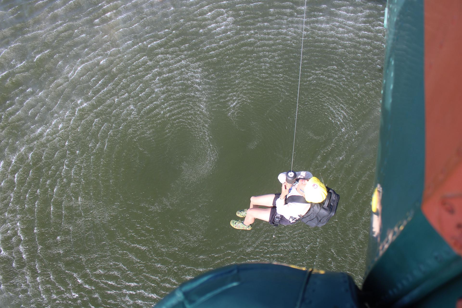 Diễn tập máy bay trực thăng thả lực lượng cứu hộ xuống khu vực nơi thuyền không tiếp cận được.