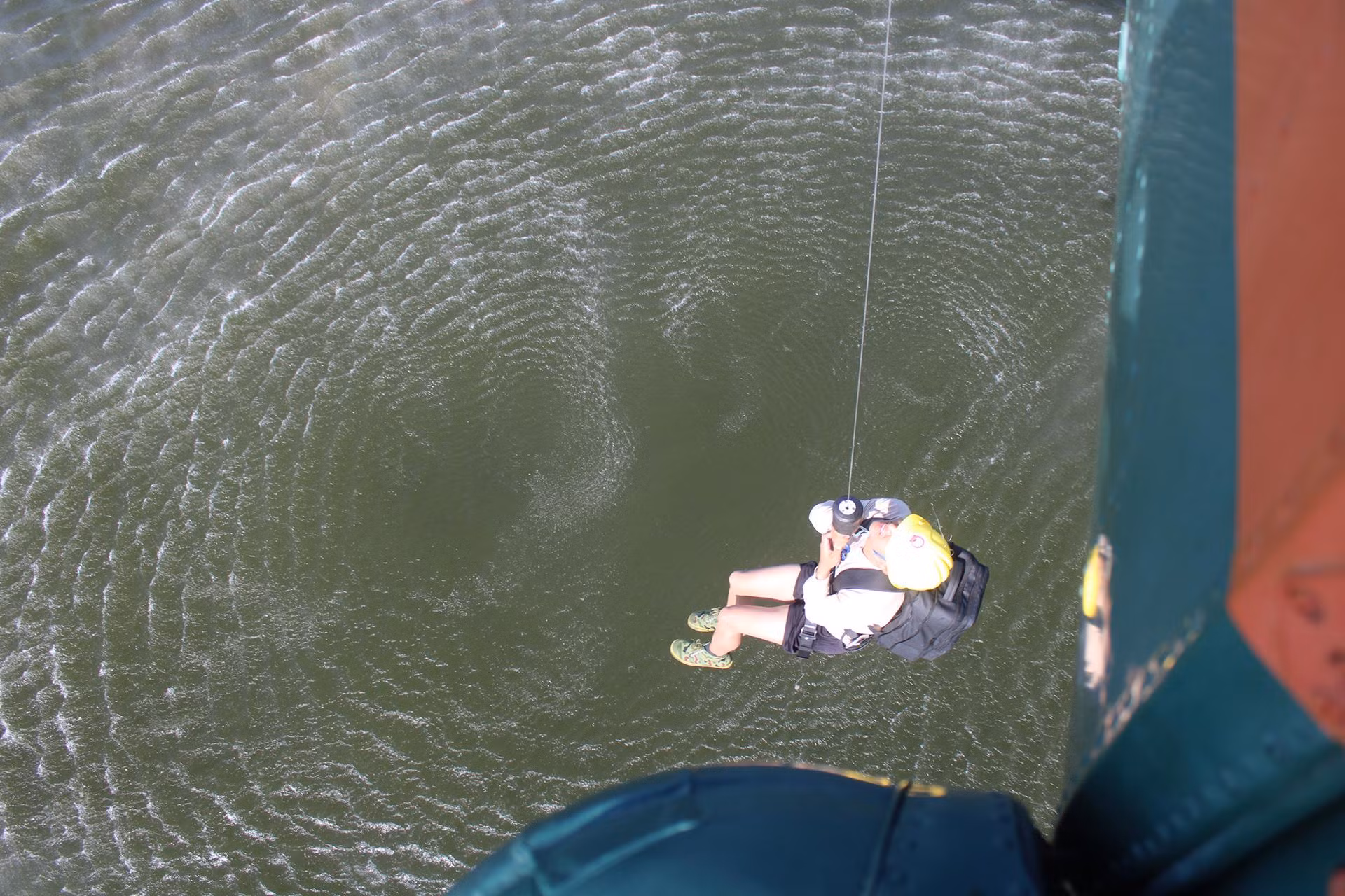 Diễn tập máy bay trực thăng thả lực lượng cứu hộ xuống khu vực nơi thuyền không tiếp cận được.