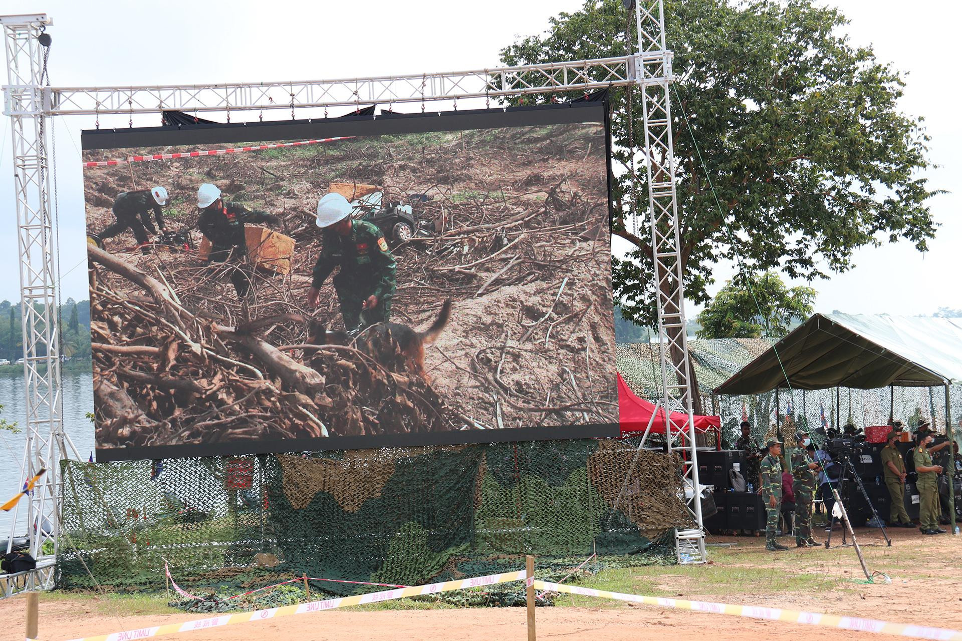 Lực lượng cứu hộ-cứu nạn Việt Nam sử dụng chó nghiệp vụ tham gia công tác tìm kiếm nạn nhân bị sạt lở đất đá.