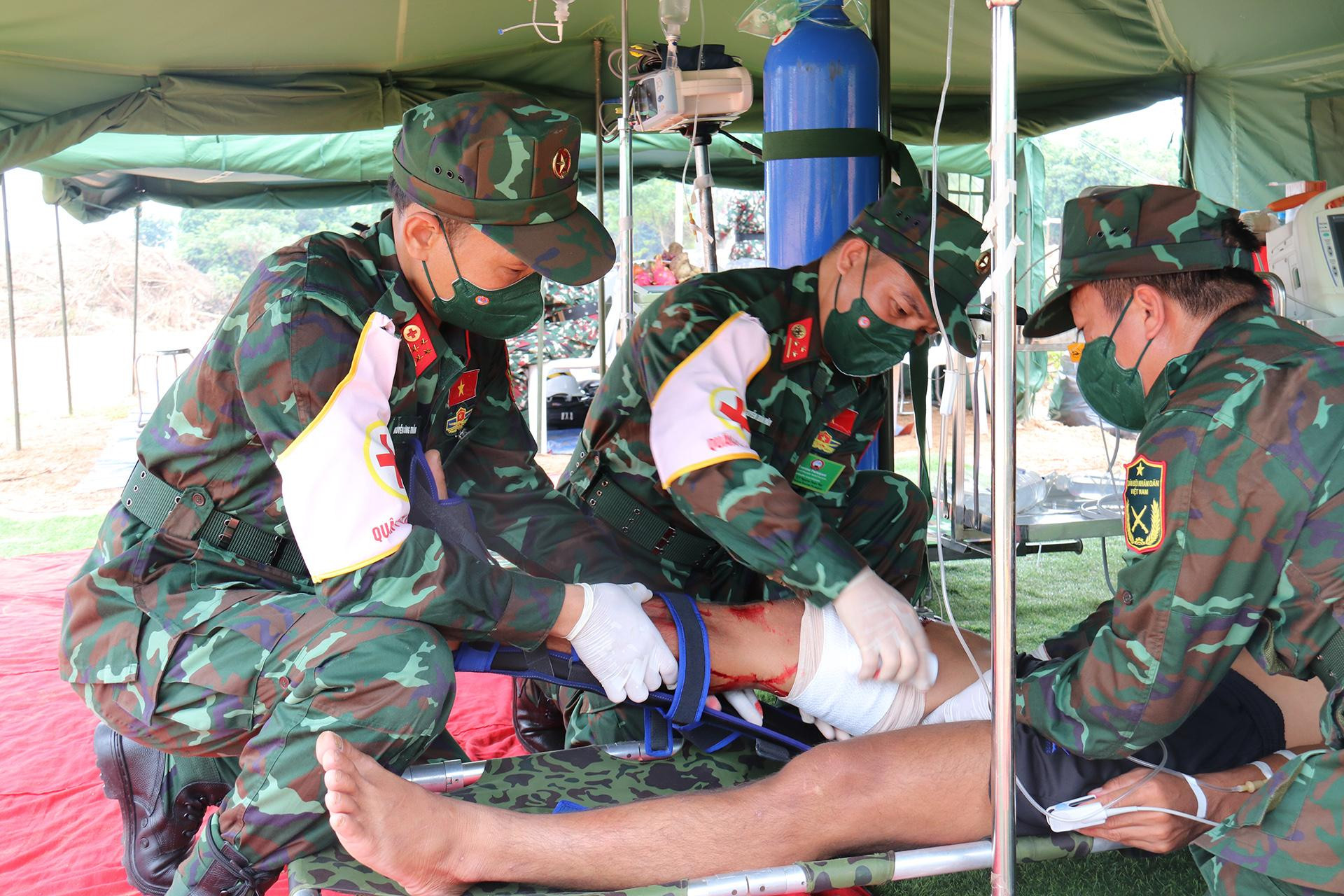 Tiến hành sơ cứu nạn nhân.