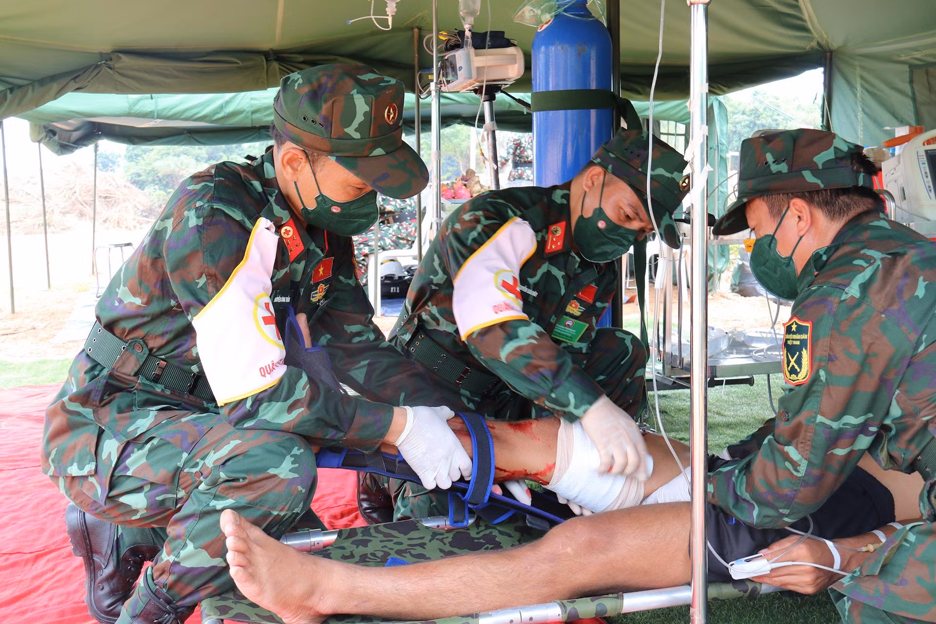 Tiến hành sơ cứu nạn nhân.