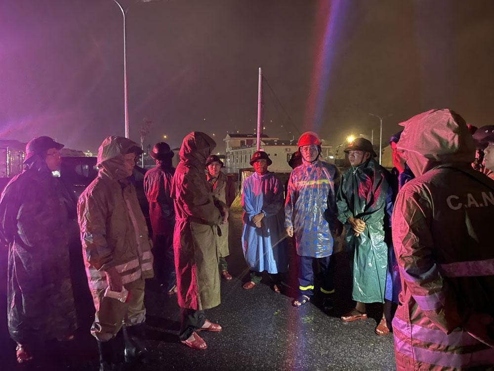 Công an thành phố Đà Nẵng và chính quyền địa phương triển khai phương án di dời cưỡng chế gần 60 hộ dân trên tàu cá tại âu thuyền cảng cá Thọ Quang. (Ảnh: Đức Lâm) Công an thành phố Đà Nẵng và chính quyền địa phương triển khai phương án di dời cưỡng chế gần 60 hộ dân trên tàu cá tại âu thuyền cảng cá Thọ Quang. (Ảnh: Đức Lâm)