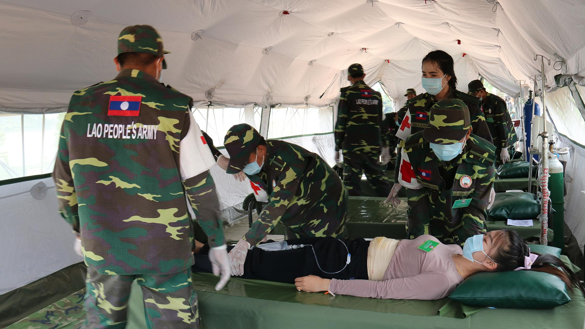 Tập trung nạn nhân về lều dã chiến và tiến hành thăm khám.