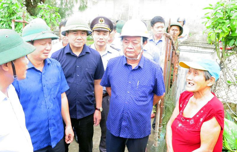 Bộ trưởng Lê Minh Hoan động viên các hộ dân thuộc đối tượng già cả, neo đơn được đưa đến nơi an toàn. Bộ trưởng Lê Minh Hoan động viên các hộ dân thuộc đối tượng già cả, neo đơn được đưa đến nơi an toàn.
