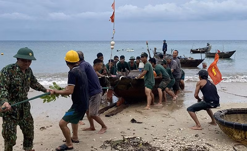 Bộ đội Biên phòng giúp dân đưa tàu thuyền vào bờ tránh bão