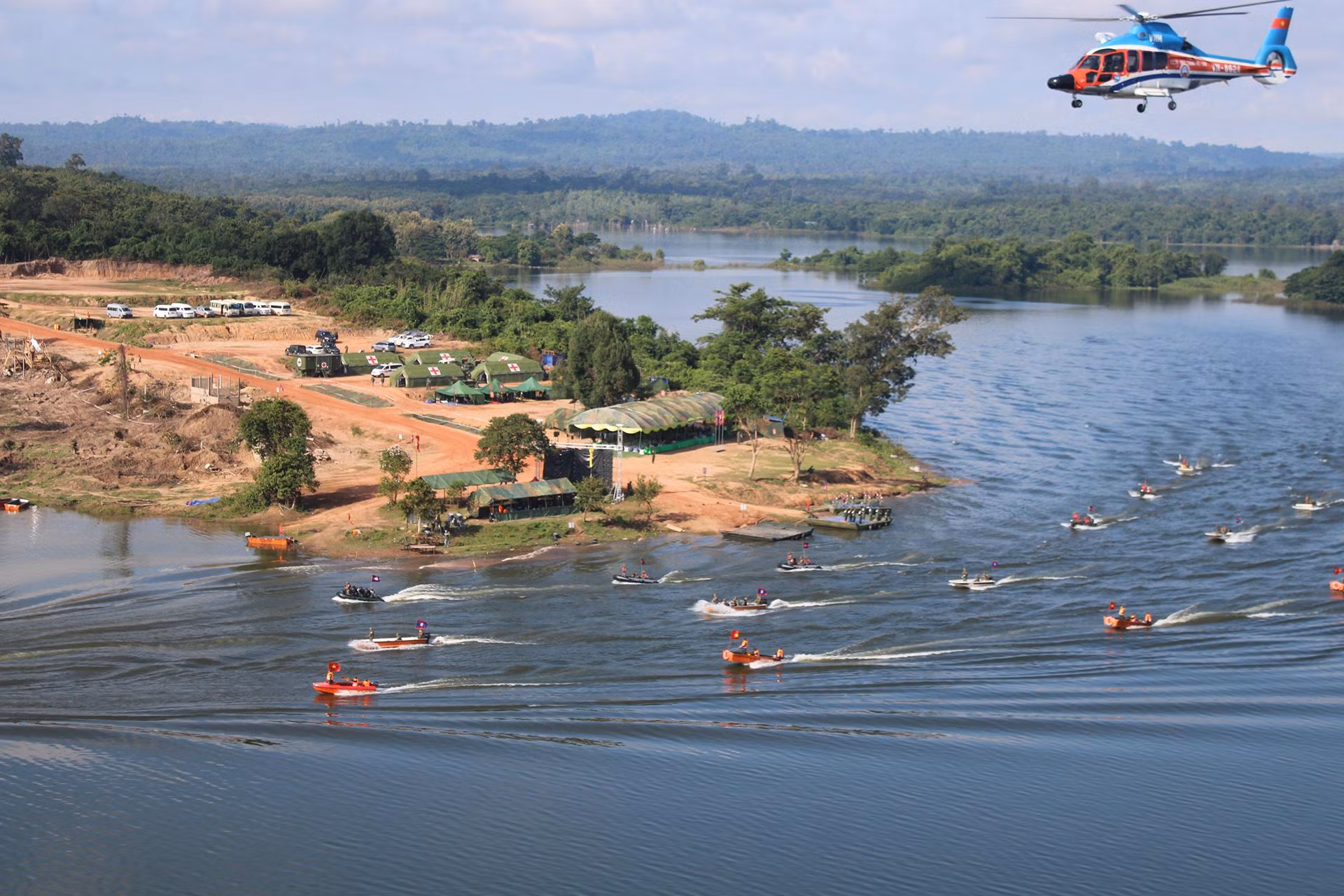 Toàn cảnh cuộc diễn tập nhìn từ trên cao.