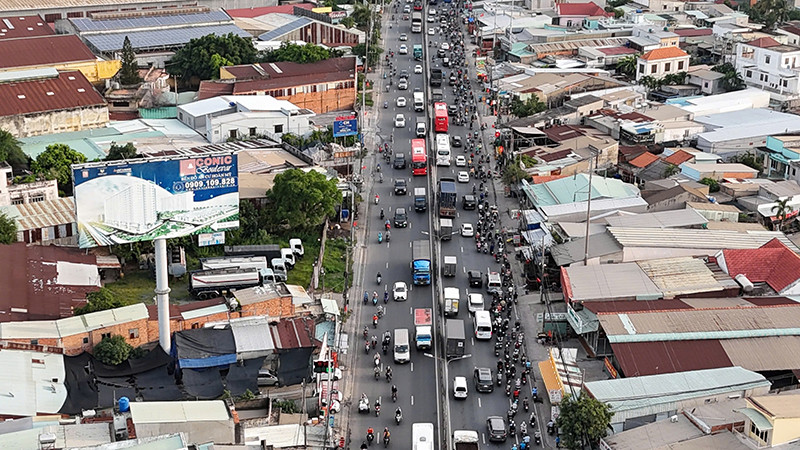 Lưu lượng tăng cao khiến phương tiện di chuyển chậm, một số khu vực nút giao thông xảy ra ùn ứ nhẹ vào một số đoạn Quốc lộ 1 từ cầu Bình Điền đến nút giao Quốc lộ 1 Nguyễn Hữu Trí (huyện Bình Chánh Thành phố Hồ Chí Minh).