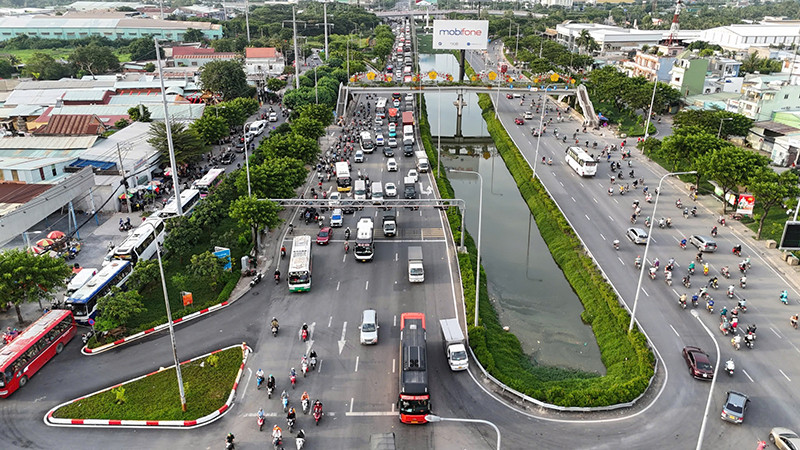 Tại cửa ngõ phía tây dòng xe nối đuôi nhau rời khỏi Thành phố Hồ Chí Minh về quê, bắt đầu kỳ nghỉ lễ kéo dài 4 ngày.