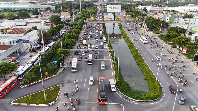 Tại cửa ngõ phía tây dòng xe nối đuôi nhau rời khỏi Thành phố Hồ Chí Minh về quê, bắt đầu kỳ nghỉ lễ kéo dài 4 ngày.