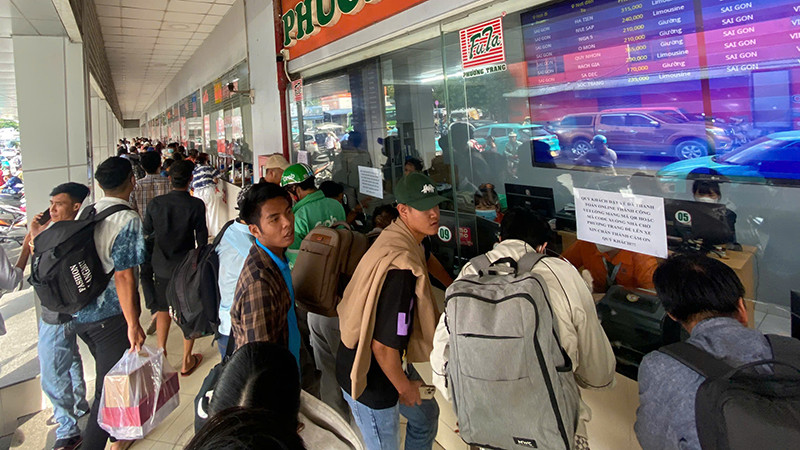 Trong khi đó, tại khu vực Bến xe Miền Tây (quận Bình Tân), dù chưa đến giờ khởi hành, nhiều người đã có mặt tại đây từ sớm để nhận vé xe được đặt trực tuyến và chờ khởi hành.
