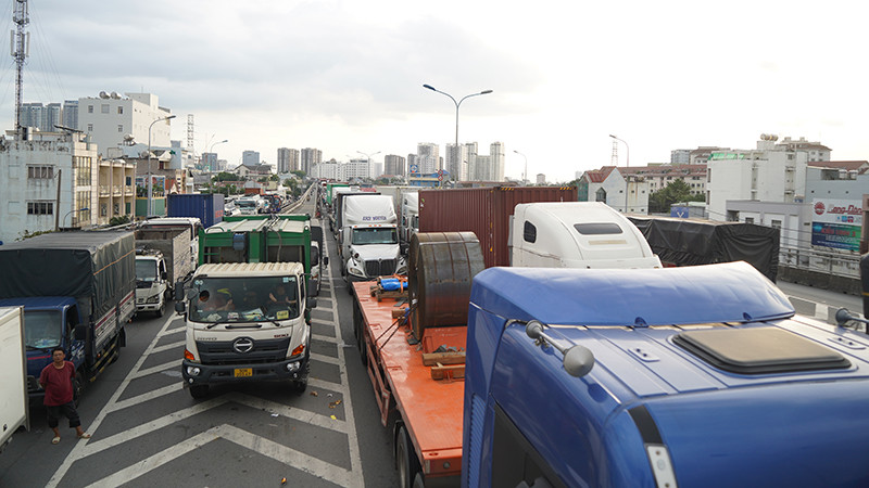 Dòng xe ùn tắc kéo dài 4km trên đường Nguyễn Văn Linh.