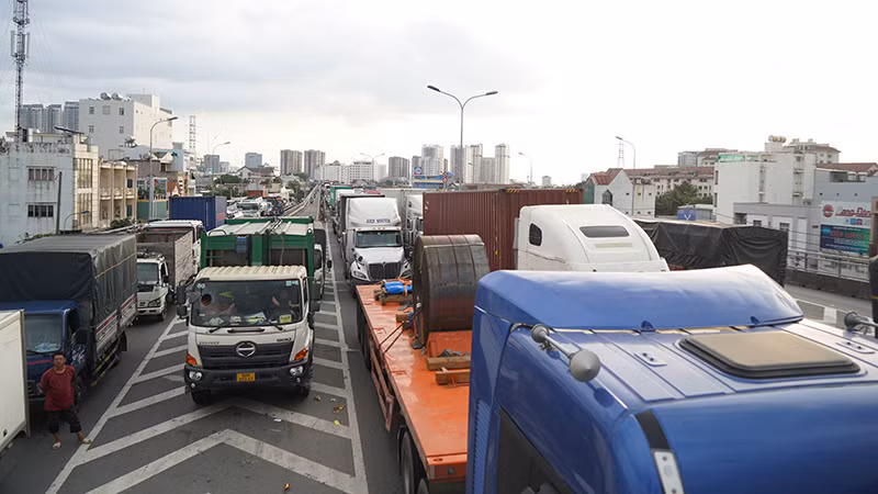 Dòng xe ùn tắc kéo dài 4km trên đường Nguyễn Văn Linh.