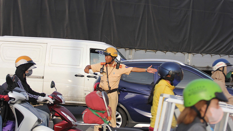 Tại khu vực vòng xoay An Lạc, để tránh các phương tiện xung đột gây ùn tắc, Phòng Cảnh sát giao thông phối hợp Công an địa phương, Thanh tra giao thông, Thanh niên xung phong... tổ chức ra quân tuần tra, kiểm soát bảo đảm trật tự an toàn giao thông đã phân luồng, cho các xe lần lượt di chuyển.