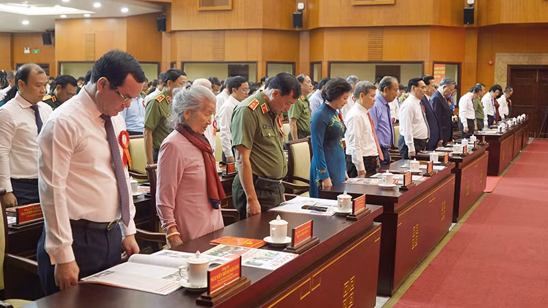 Mở đầu buổi lễ, Tổng Bí thư, Chủ tịch nước Tô Lâm cùng các đại biểu đã dành một phút tưởng niệm, tưởng nhớ cố Tổng Bí thư Nguyễn Phú Trọng.