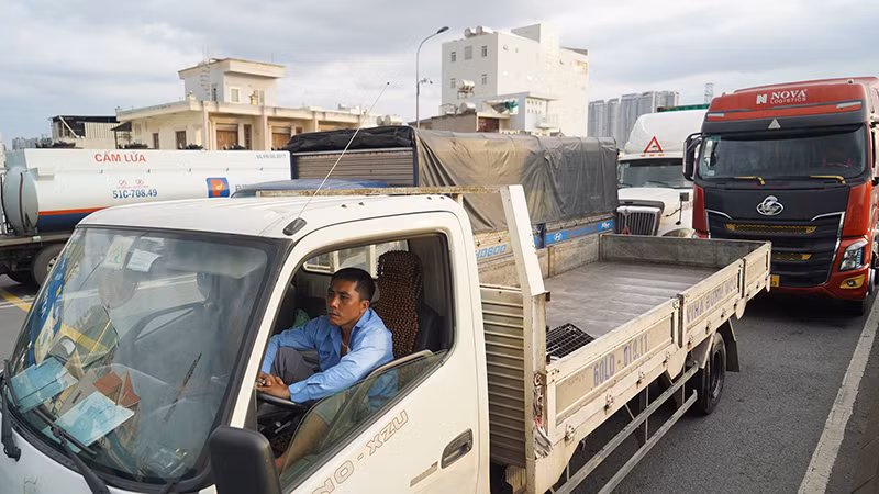 Sự mệt mỏi của các bác tài xế ở trên cầu Phú Mỹ