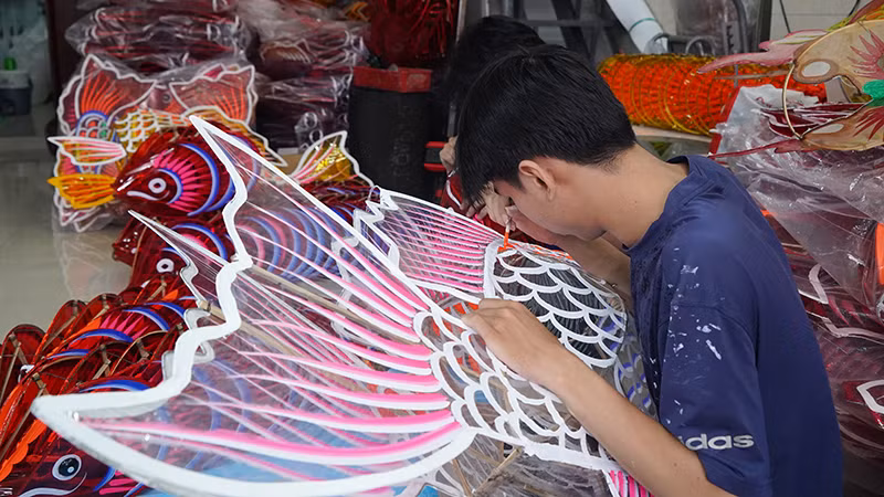 [Ảnh] Làng nghề lồng đèn truyền thống Phú Bình nhộn nhịp mùa Trung thu ảnh 4