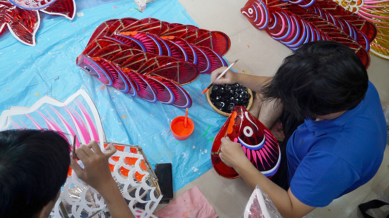 [Ảnh] Làng nghề lồng đèn truyền thống Phú Bình nhộn nhịp mùa Trung thu ảnh 2