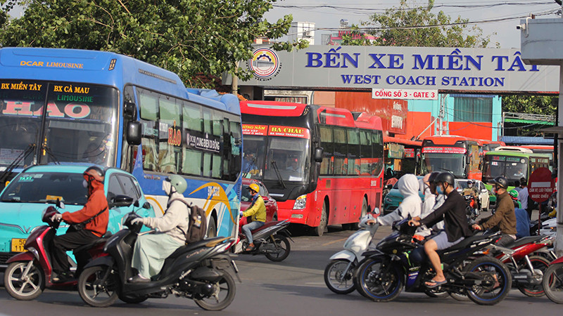 Khu vực trong và ngoài bến xe đông nghịt người kéo hành lý, chờ đợi chuyến xe về thăm quê.