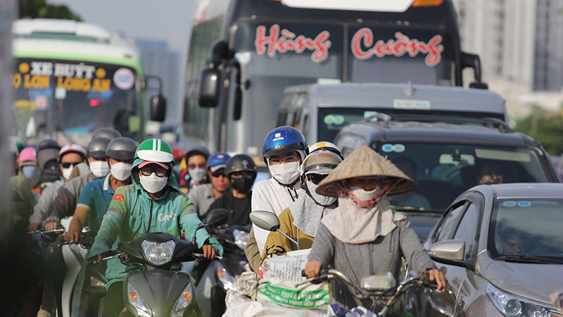 Lưu lượng phương tiện bắt đầu ùn ứ nhẹ do người dân chủ yếu di chuyển bằng xe máy đi từ Thành phố Hồ Chí Minh về các tỉnh miền tây