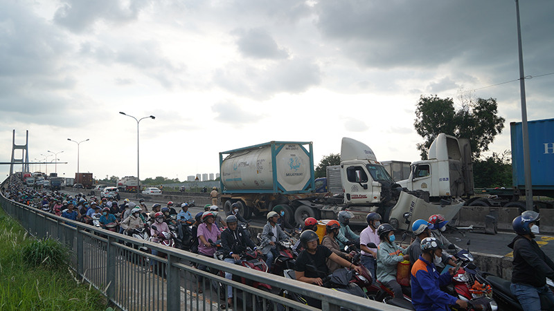 Vụ tai nạn khiến tuyến đường Võ Chí Công và Nguyễn Văn Linh ùn tắc nghiêm trọng.