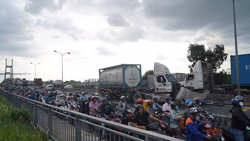 Vụ tai nạn khiến tuyến đường Võ Chí Công và Nguyễn Văn Linh ùn tắc nghiêm trọng.