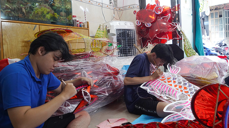 [Ảnh] Làng nghề lồng đèn truyền thống Phú Bình nhộn nhịp mùa Trung thu ảnh 8